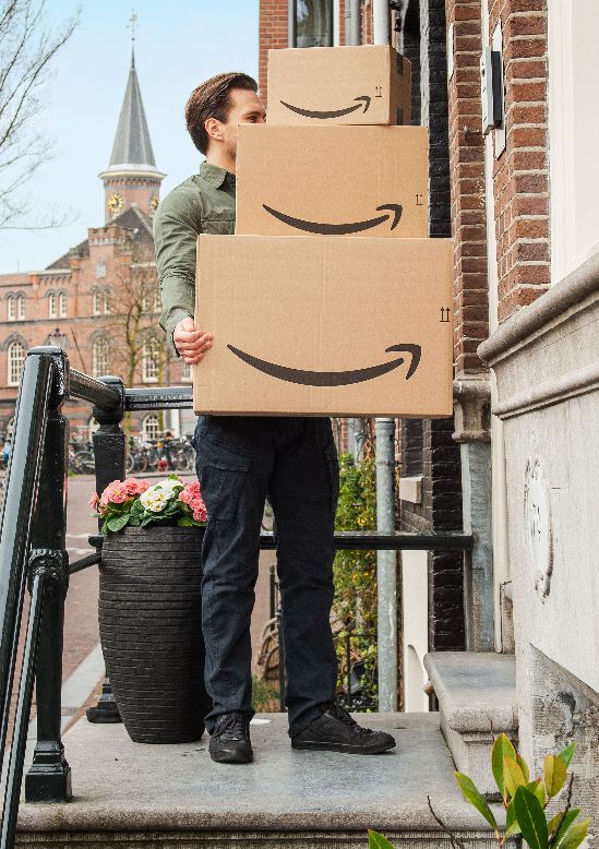 Amazon_portrait_delivery_guy_HR.jpg